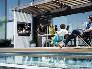 سامسونج تطلق جهاز تلفاز ومكبرات الصوت The Terrace ضمن سلسلة تلفزيوناتها العصرية لعيش تجربة الترفيه المنزلي في الهواء الطلق