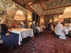 مطعم أمريكي يستضيف مجسمات عرض الأزياء على طاولاته