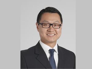 خبير من كليفلاند كلينك بالولايات المتحدة يشرح خطورة الأعراض الأقل شيوعًا لكورونا المستجد