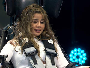 Menna Arafa Nearly Avoided a FATAL Accident in Ramez Majnoon Rasmi.. Camera Man Mistakenly Fell in Water Tank With Her! (Video)