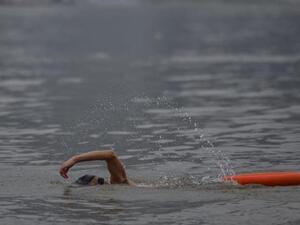  يسبح من بنغلاديش إلى الهند بحثًا عن علاج