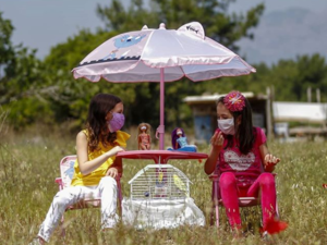  أطفال تركيا يتنفسون الهواء الطلق