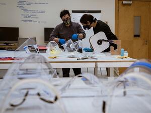 إنتاج أقنعة واقية للوجه بتقنية القطع بالليزر في مؤسسة قطر لمواجهة (كوفيد 19)