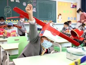 الطلاب يرتدون القبعات