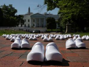 ممرضات يضعن 88 زوجًا من الأحذية أمام البيت الأبيض