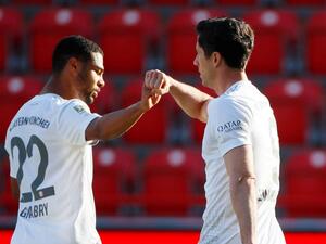 ليفاندوفسكي (يمين) يحتفل بهدفه مع سيرج غنابري