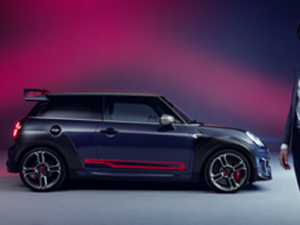 يتمتع الهيكل الخارجي لسيارة MINI John Cooper Works GP بتصميم يعكس إداءها الديناميكي الفائق بفضل الواجهة الأمامية المسطحة والمسافة الواسعة بين العجلتين وأقواس العجلات النافرة