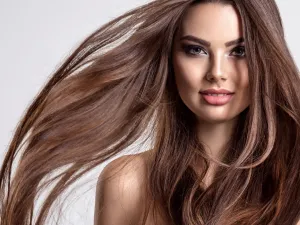 يُساعد زيت الخروع على منع تساقط الشعر، وذلك للكثافة واللزوجة العالية التي يتمتع بها