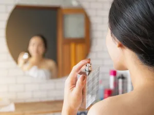 يمكنكِ أن تتعطري باستعمال الزيوت الأساسية. يكفي في هذه الحالة أن تختاري زيتاً أساسياً يتمتع برائحة ذكية