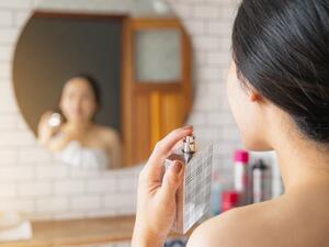 يمكنكِ أن تتعطري باستعمال الزيوت الأساسية. يكفي في هذه الحالة أن تختاري زيتاً أساسياً يتمتع برائحة ذكية