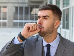 حاول بصق البلغم إلى الخارج كلما استطعت أو سنحت الفرصة لذلك