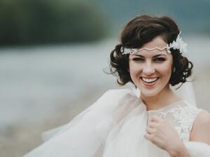 تعتبر التسريحات الفرنسية من أجمل التسريحات المناسبة للعروس ذات الشعر القصير