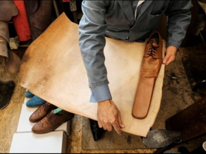 إسكافي يوناني يصمم أحذية بقياس 75