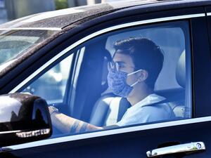 ديبالا يصل مقر تدريبات يوفنتوس مرتدياً الكمامة