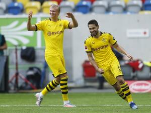 هالاند (يسار) يحتفل بهدفه الحاسم