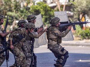Lebanese army soldiers clash with anti-government protesters in the Bab al-Tabbaneh neighbourhood in the northern port city of Tripoli, on June 13, 2020, on the third consecutive day of angry demonstrations. Fathi AL-MASRI / AFP