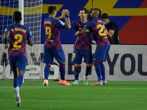 لاعبو برشلونة يحتفلون بهدف ميسي