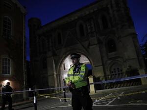 Police officers secure a police cordon at the Abbey Gateway near Forbury Gardens park in Reading, west of London, on June 20, 2020 following a stabbing incident. British police said Saturday they were investigating a "serious incident" in the southern English city of Reading, with reports suggesting multiple stabbings. British media said the stabbings occurred in a central park, requiring two air ambulances to be called in. Adrian DENNIS / AFP