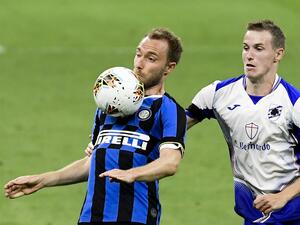 كريستيان إيريكسن (يسار)