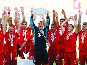 مانويل نوير حارس بايرن ميونيخ يرفع درع الدوري رفقة زملائه