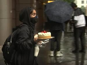 ملثمة تسرق قالب "تشيز كيك"