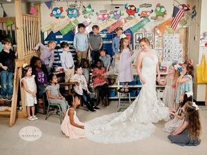 المعلمة "كيلسي مولر" مع طلابها