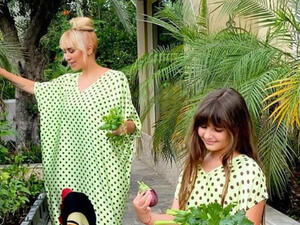 It's Time to Shave the Daughter! Joelle Mardinian, Who Describes Herself As a Gorilla, Removes Her Child's Legs' Extra Hair (Video)