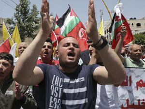 Palestinian supporters of the Fatah movement demonstrate in the West Bank city of Hebron, June 5, 2020. (Hazem Bader/AFP)