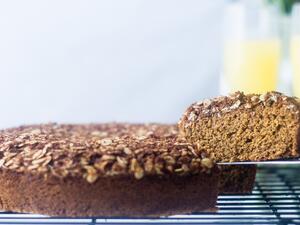 كيك الشوفان بالقرفة والمكسرات