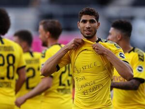 حكيمي يرتدي قميصاً عليه عبارة "العدالة لجورج فلويد"