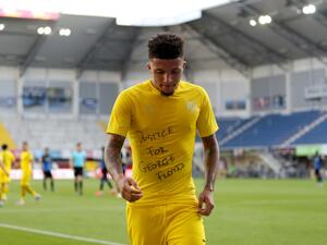 Dortmund's English midfielder Jadon Sancho shows a "Justice for George Floyd" shirt (Photo: AFP)