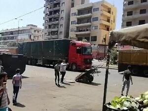 شاحنات متوجهة إلى سوريا عبر شمال لبنان