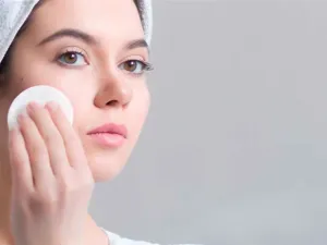 يمكنك استخدام أقنعة الطين التي تكافح الزيوت والدهون الزائدة، وتحافظ على بشرة نضرة.