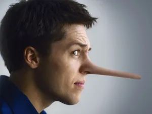ي بعض الأحيان يلجأ المرء لتغطية فمه وحك أنفه أثناء سرده حديثاً كاذباً