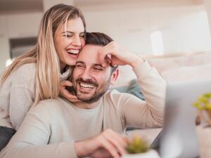 تحدثي مع زوجك عما يحدث في يومك وشاركيه أحداث حياتك