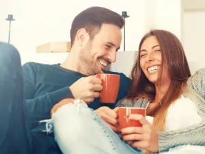 أن تهتم الزوجة بنفسها بحيث تكون صاحبة ثقافة ومعرفة
