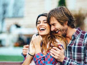 تحدثي مع زوجك عما يحدث في يومك وشاركيه أحداث حياتك