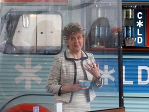 Scotland's First Minister, Nicola Sturgeon beside a screen which has been erected around tables during a visit to Cold Town House in Edinburgh's Grassmarket in Edinburgh on July 3, 2020, where she saw the changes in place to keep staff and customers safe in the outdoor hospitality industry as Scotland prepares for a further loosening of the COVID-19 lockdown. Andrew Milligan / POOL / AFP