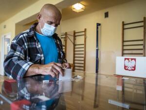 A voter casts his vote on July 12, 2020 in Swierze, a small village near east border of Poland, during the second round of Poland's presidential election. Poles began voting on on July 12, 2020 in a knife-edge presidential election between a populist incumbent closely allied with the US President and a europhile liberal who wants to restore ties with Brussels. Wojtek RADWANSKI / AFP