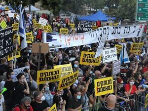 Israelis protest against Prime Minister Benjamin Netanyahu outside his official residence in Jerusalem, on July 14, 2020. (Menahem Kahana/AFP)