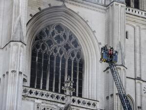 Firefighters are at work to put out a fire at the Saint-Pierre-et-Saint-Paul cathedral in Nantes, western France, on July 18, 2020. Sebastien SALOM-GOMIS / AFP