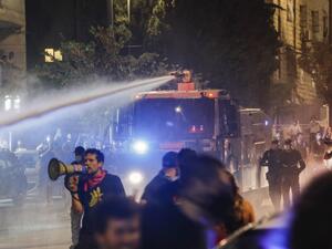 Israeli police spray protesters (clad in masks due to the COVID-19 coronavirus pandemic) with water cannon during an anti-government demonstration in Jerusalem, on July 18, 2020. Ahmad GHARABLI / AFP