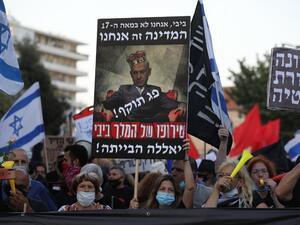 Israelis protest against Israeli Prime Minister Benjamin Netanyahu in Jerusalem, on July 21, 2020. Netanyahu, 70, was indicted in January for bribery, fraud and breach of trust in three cases. He denies all the charges and accuses the media and legal officials of a witch hunt.  Menahem KAHANA / AFP