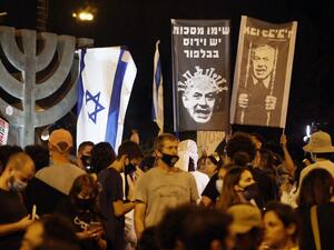 Israelis protest against Israeli Prime Minister Benjamin Netanyahu in Jerusalem, on July 21, 2020. Netanyahu, 70, was indicted in January for bribery, fraud and breach of trust in three cases. He denies all the charges and accuses the media and legal officials of a witch hunt.  Ahmad GHARABLI / AFP