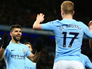 أغويرو (يسار)