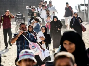 Syrian refugees arrive at the Oncupinar crossing gate, close to the town of Kilis, south central Turkey, in order to cross to Syria for Eid al-Adha Muslim holiday, August 28,2017 | Photo: Getty Images /AFP/ B. Kilic