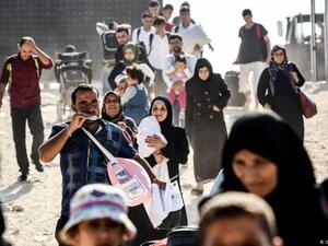 Syrian refugees arrive at the Oncupinar crossing gate, close to the town of Kilis, south central Turkey, in order to cross to Syria for Eid al-Adha Muslim holiday, August 28,2017 | Photo: Getty Images /AFP/ B. Kilic