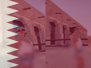 سائحة ترقص أمام مسجد الذخيرة