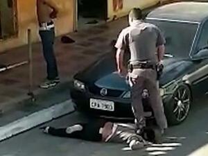 A brazilian cop standing on a black woman's neck (Twitter)