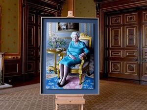 Queen Elizabeth sees new portrait (Twitter)